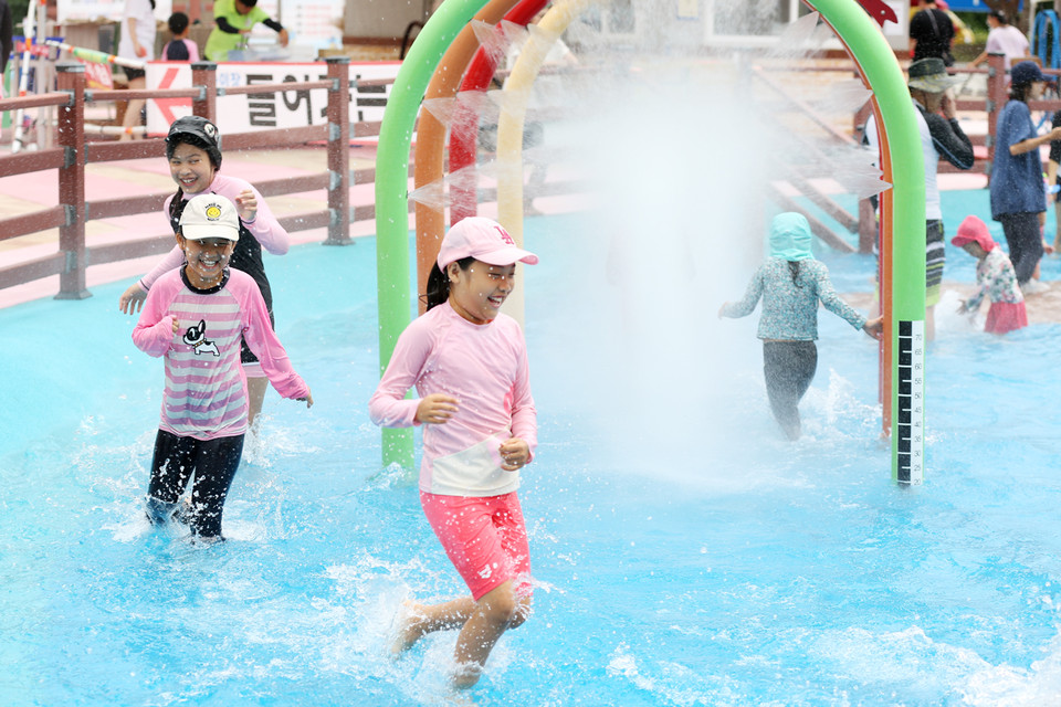 지난 주말 어린이들이 서산시 야외물놀이장에서 물놀이를 즐기고 있다.