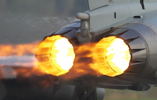 초음속 전투기에 등장하는 영화를 보다보면 비행기의 노즐 뒤로 긴 불꽃을 내 뿜으며 비행하는 전투기의 모습을 볼 수 있다. 이는 전투기가 애프터버너를 작동 시키는 것으로 굉장히 큰 소음과 함께 불꽃이 생기며 초음속 돌파나 이륙시 노즐에서 생긴다.