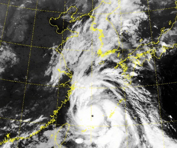 6일 오후 3시 제13호 태풍 링링(LINGLING)이 강풍과 함께 제주 서귀포 남남서쪽 약 430㎞ 해상에서 38㎞/h로 북진하고 있는 모습.