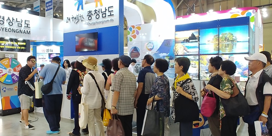 제22회 부산국제관광전에 참가한 ‘충남 관광 홍보관’에 관람객이 모이고 있다.