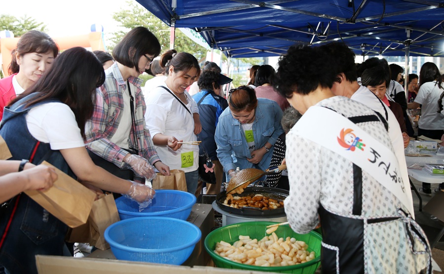 19일 서산중앙호수공원 광장에서 열린 로컬푸드 품평회에서 서산시 민간어린이집 보육교직원들이 지역 농특산물로 만든 음식을 시식하고 있다.