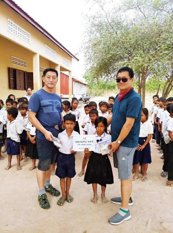 색연필을 받고 기뻐하는 캄보디아 어린이들