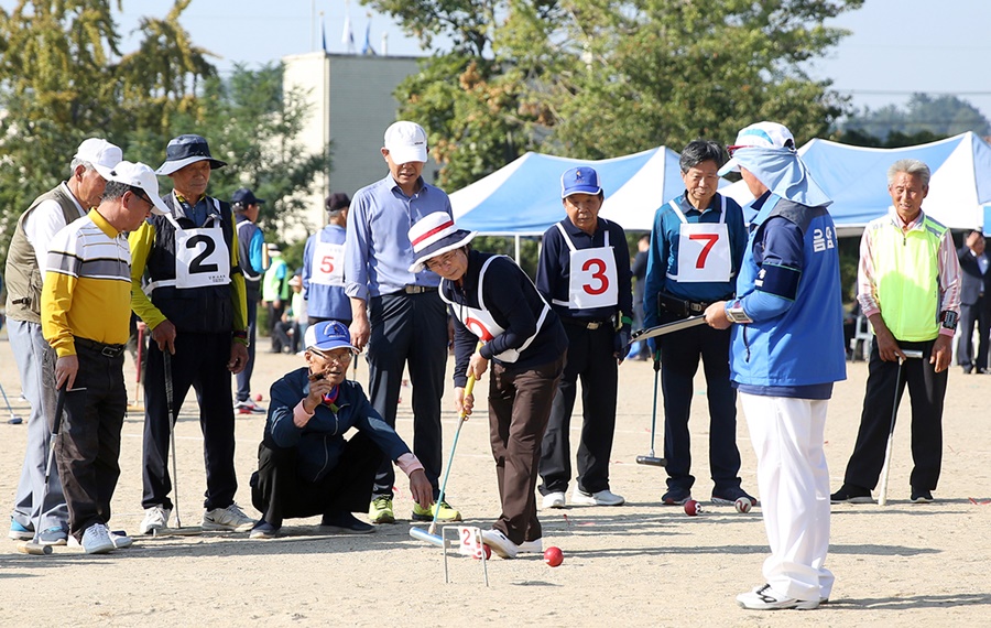지난달 28일 음암초등학교 운동장에서 열린 제62회 대한노인회 서산시지회 음암면분회장배 게이트볼대회 모습