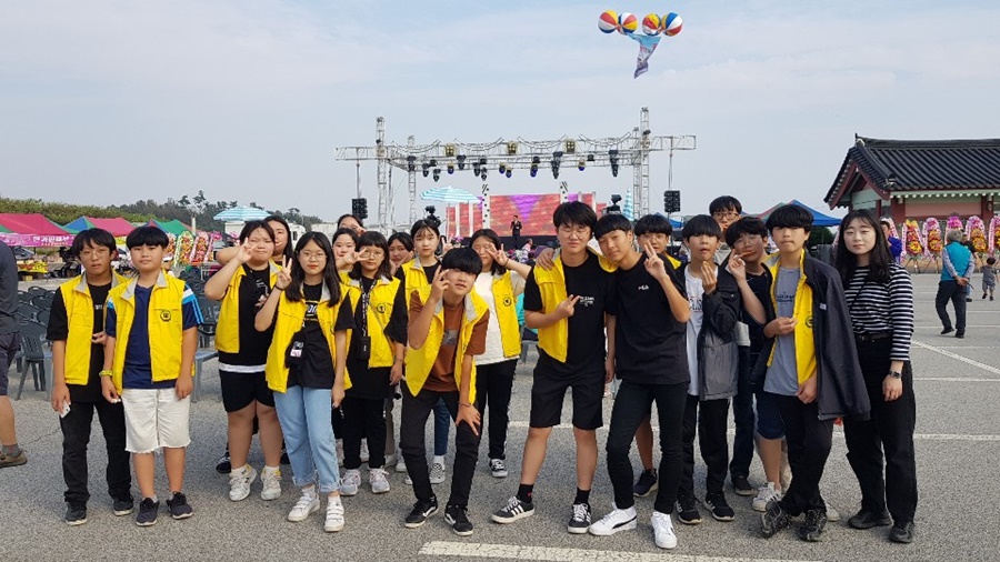 제5회 간월도 어리굴젓 축제 행사장에서 자원봉사하는 부석중 학생들