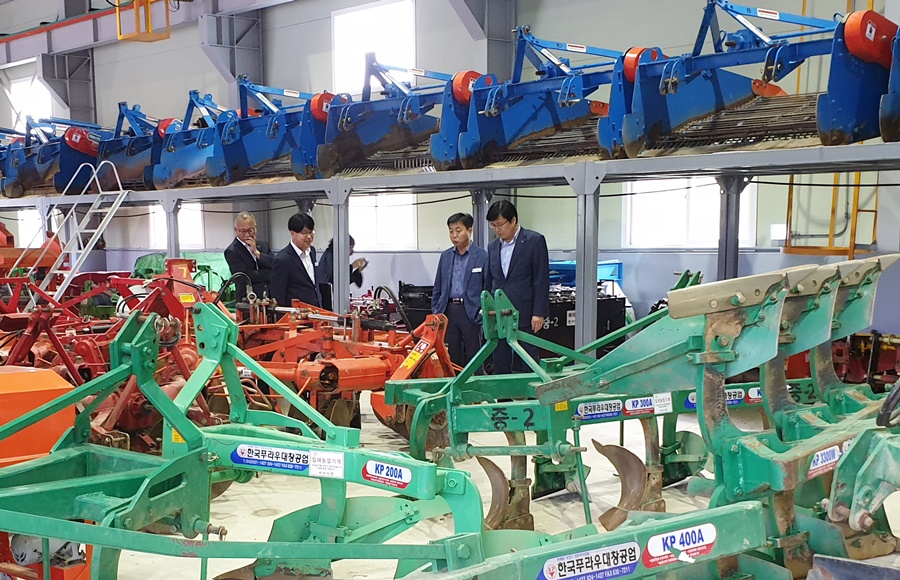 지난 7일 김현경 서산시 부시장이 농업기계입대사업소 운영상황을 점검하고 있다.