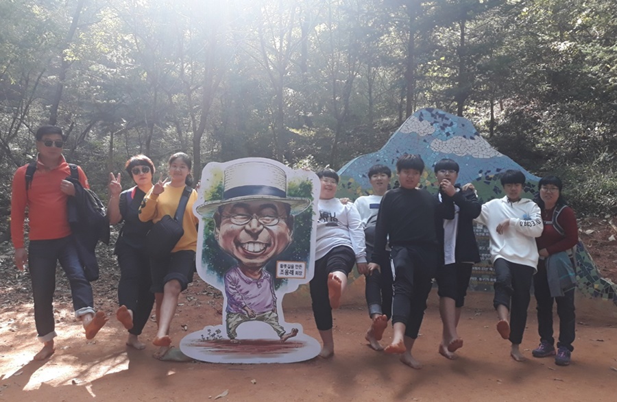 대산중학교는 지난 19일, 학생,학부모, 지역주민 등 80여명이 참가한 가운데 대전 계족산 황톳길 맨발걷기 행사를 실시했다.