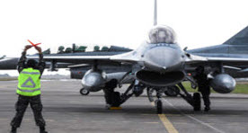 KF-16 전투기가 임무수행을 위해 최종기회점검정비를 진행하고 있다.