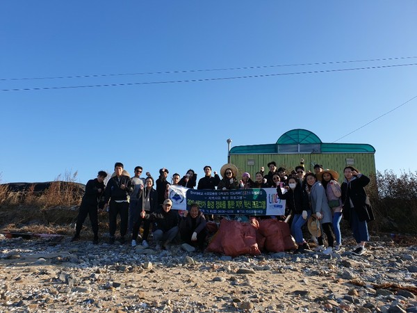 청년학교 해봄과 한서대가 함께하는 ‘환경정화운동’을 위해 태안에 위치한 해수욕장에서 폐플라스틱을 수거했다.