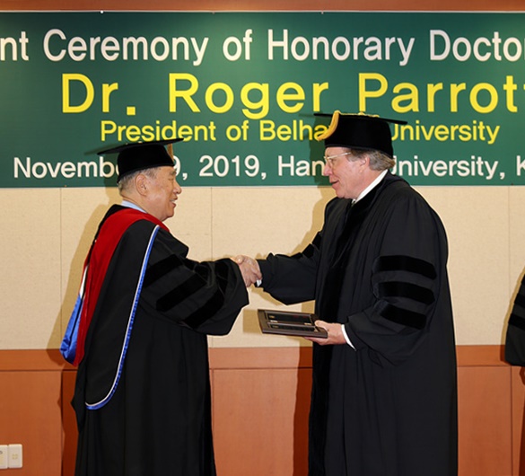 미국 미시시피주 벨헤이븐대학교(Belhaven Univ.) 로저 패롯(Roger Parrot) 총장에게 명예 교육학박사 학위를 수여하는 모습