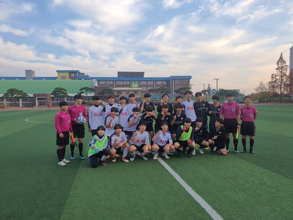 서산중학교는 23일 충청남도체육회, 충청남도교육청 주관으로 열린 2019년 청소년 스포츠 한마당 대회에 참가하여 축구 종목에서 우승하였다.