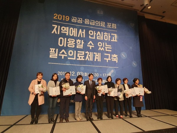 서산의료원 김소영 수간호사(왼쪽에서 6번째)가 2019년 공공·응급의료 포럼에서 보건복지부 장관 표창을 수상했다.