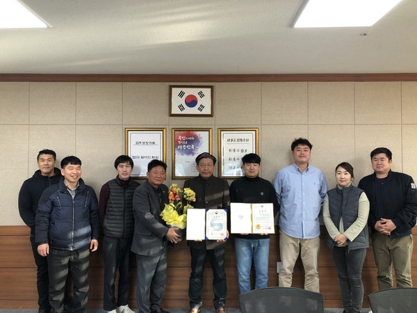 한국법무보호복지공단 충남지부장 및 직원이 업무유공분야에서 개인 표창을 수상하고 기념촬영을 하고 있다.