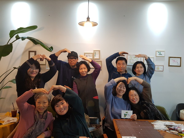 '콩닥콩닥전'에 참여한 8인의 작가들과 지도교사