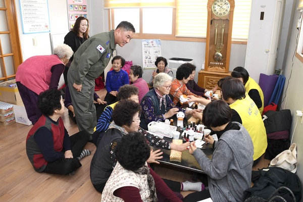 공군 제20전투비행단은 서산시 자원봉사단과 부대 인근 지역인 부석면 지산리를 방문해 다양한 지원을 펼치며 지역주민과 소통하는 시간을 가졌다.