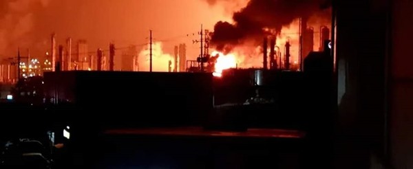 대산읍 대죽리 소재 롯데케미칼 공장에서 4일 새벽 3시경 폭발과 함께 화재가 발생했다.