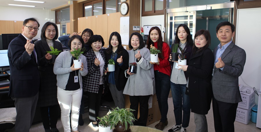 충청남도서산교육지원청은 ‘세계 여성의 날’을 맞아 지난 6일 청사 전 직원에게 화분 선물을 실시했다.
