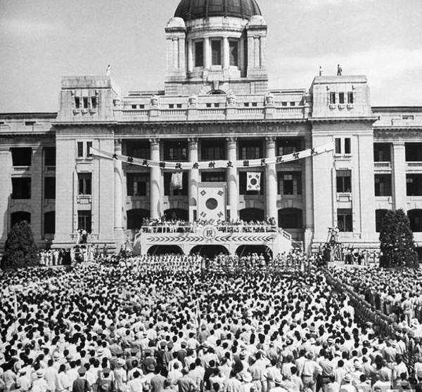 1948년 8월 15일에 역사적인 대한민국 정부수립이 선포되었다.