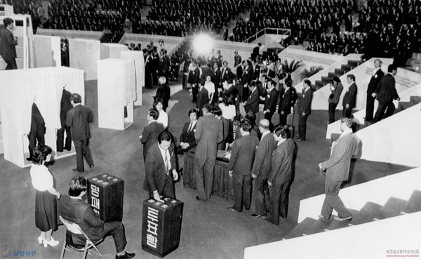 1972년 12월23일 유신헌법에 따라 서울 장충체육관에서 열린 제8대 대통령 선거에서 통일주체국민회의 대의원들이 투표를 하고 있다.