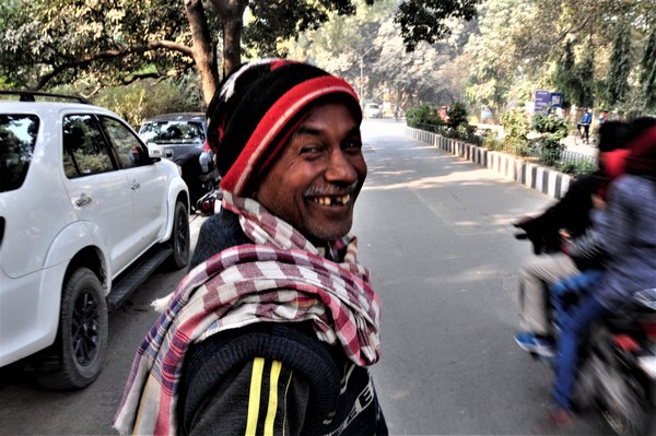 그의 미소가 의미하는 것은 무엇일까? 인도여행에서 만난 릭샤꾼 '부뚜' 씨. 하루종일 무거운 나를 나르면서도 미소를 잃지 않았다