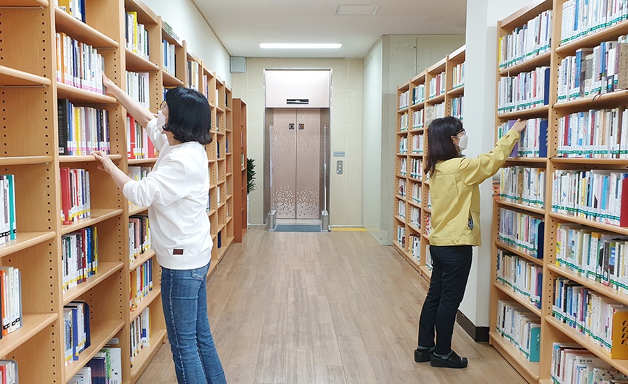도서관 직원들이 도서대출 시행을 앞두고 도서정리를 하고 있다.