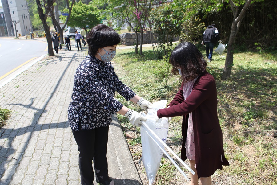 서산교육지원청은 지난 6일 전 직원과 함께 거리청소를 실시했다.
