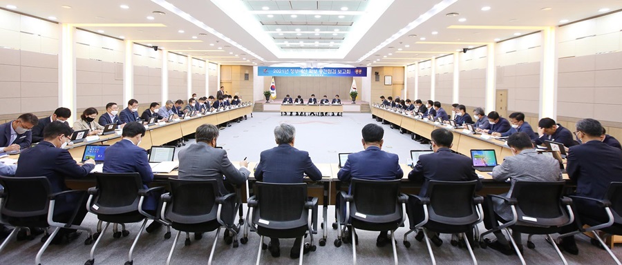김현경 부시장은 11일 시청 대회의실에서 열린 2021년 정부예산 확보 중간점검 보고회를 주재하고 있다.