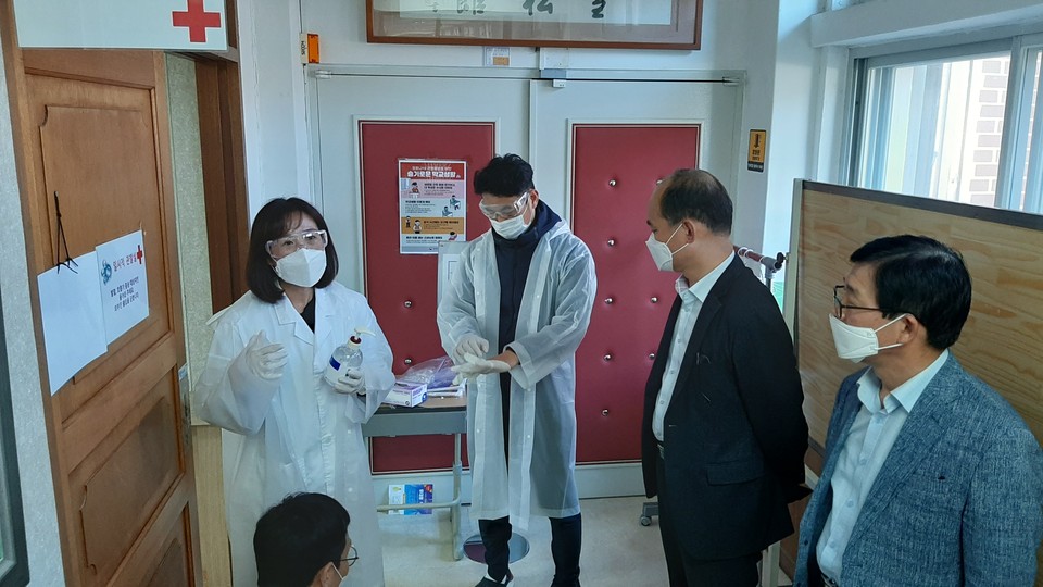지난 20일 오후 음암중학교는 전 교직원을 대상으로 코로나19 감염병 대응 모의 훈련을 실시했다.