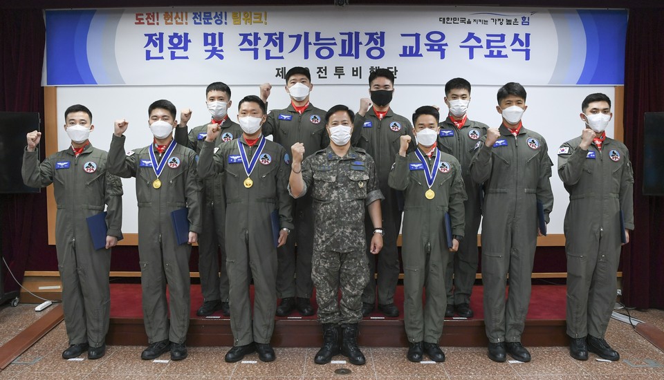 공군 제20전투비행단에서 지난 18일, 대한민국 영공방위를 책임질 최정예 전투조종사 10명이 탄생했다.