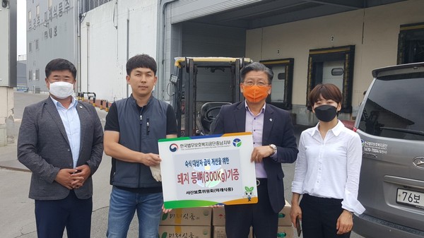 한국법무보호복지공단 충남지부는 지난달 24일 ㈜미래식품으로부터 숙식대상자 급식 개선을 위한 돼지 등뼈(300kg)를 기증받았다.