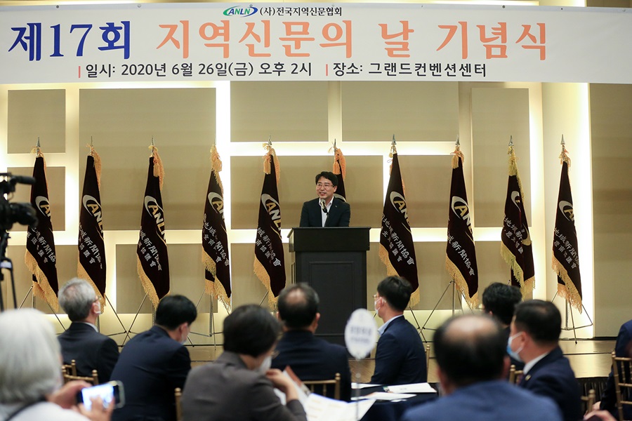 맹정호 서산시장이 지난달 26일 서울 그랜드컨벤션센터에서 열린 ‘제17회 지역신문의 날’ 기념식에서 기초단체장 부문 행정대상을 수상했다.