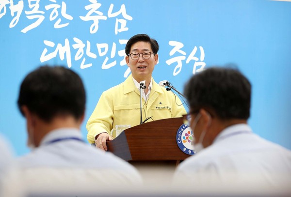 양승조 지사가 22일 도청 프레스센터에서 정례 기자회견을 갖고 있다.