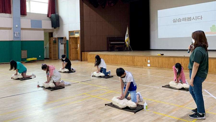지난 15일 대철중학교에서 학생 20명을 대상으로 심폐소생술 교육하는 장면