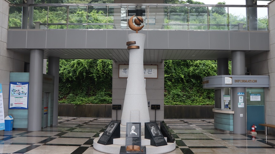 목포문학관 정문에 위치한 문학관 상징탑