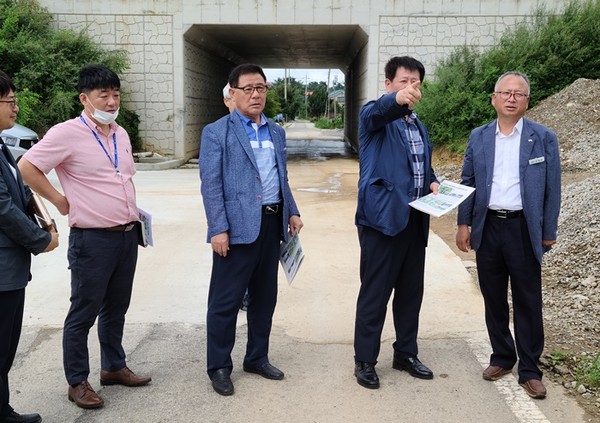 지난 13일 장승재 도의원이 지방도 649호선 공사현장을 방문하여 주민들의 요구사항을 듣고 있다.
