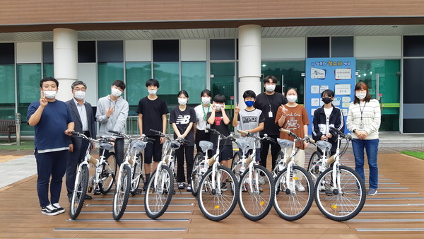 (재)서산시복지재단은 청소년 및 장애인에게 지난 13일 자전거를 전달했다.
