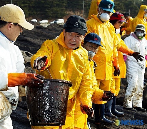 국세청, 원유 유출사고 현장 기름제거작업 실시(사진출처 뉴시스)