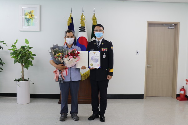서산경찰서는 지난달 23일 발생한 치매노인 실종사건 조기 해결에 기여한 유공으로 김모(53세, 남)씨에게 감사장을 전달했다.