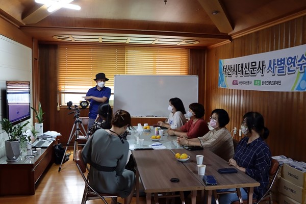 한국언론진흥재단 사별연수 4회차 수업에 집중하는 교육 참가자들