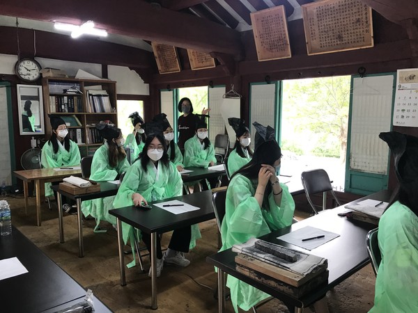 서산여고 문화재지킴이 동아리 학생들이 해미향교에서는 선비의 상소 “세상을 바꾸는 힘”이라는 프로그램을 체험하고 있다.