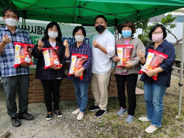 新 일식 4대문파 강희재 대표가 지난 9일 서산시대 옹달샘봉사단에 독거어르신을 위한 쌀 4kg짜리 100포대를 전달했다.