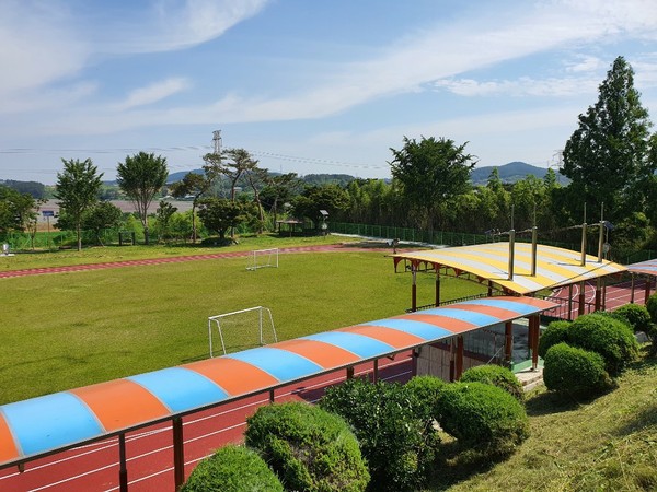 새롭게 단장된 팔봉초등학교 운동장