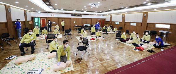 서산시의회(의장 이연희)는 15일 서산시청 중회의실에서 심폐소생술 교육을 실시했다.