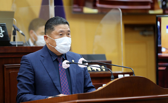 서산시의회 최일용 의원이 시정질문을 통해 세수 감소에 따른 시의 대응 전략을 묻고 있다.