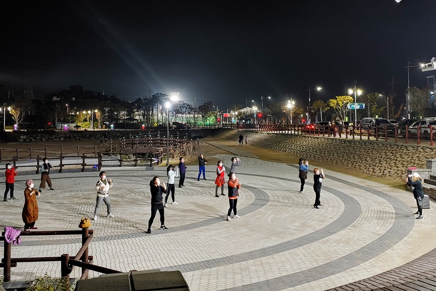 야간체조광장 운영 재개 사진(서산동문근린공원)