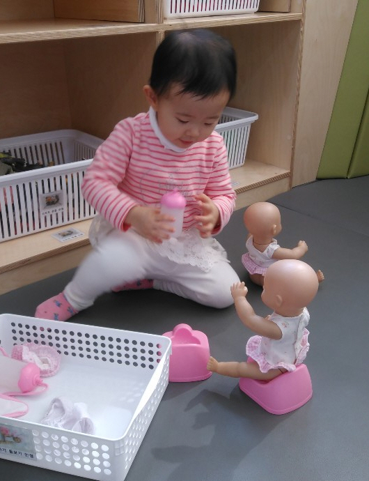 장난감 도서관에는 갖가지 장난감이 전시되어 있을 뿐만 아니라, 아이의 흥미나 월령에 따른 장난감을 빌릴 수도 있다.