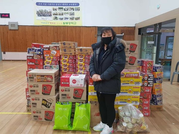 지난 28일 대산읍 KCC협력업체에 근무하는 설미경 씨가 팔봉중학교에 약 150만 원 상당의 사랑의 물품을 기탁했다.