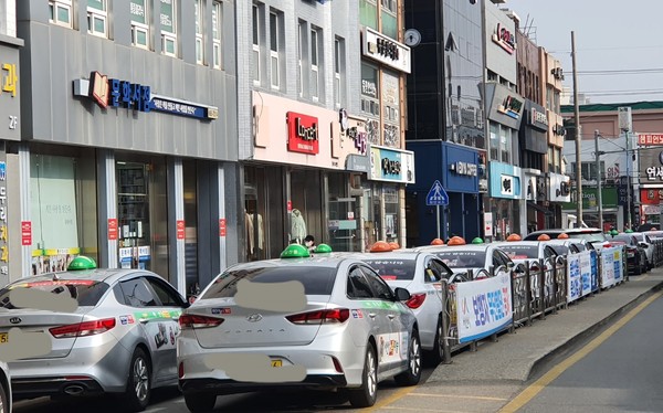 11일 오후 서산버스터미널에서 영업용 택시들이 줄지어 손님을 기다리고 있다.
