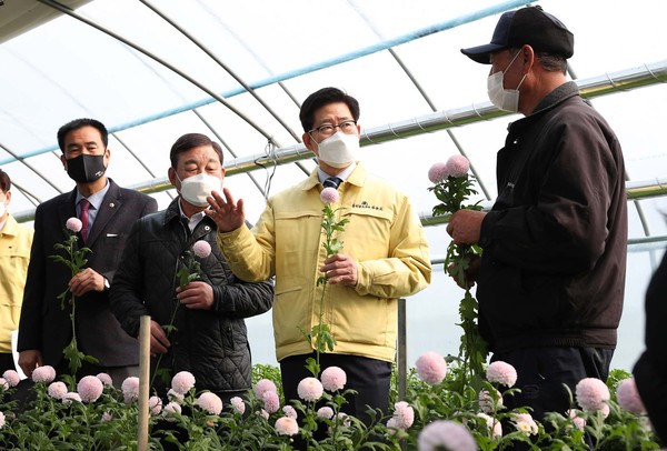 양승조 도지사가 화훼농가를 방문 농가의 시름을 청취했다.