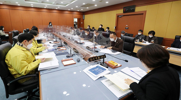 서산시의회(의장 이연희)는 2일 의회 간담회장에서 의원 정책간담회를 개최했다.