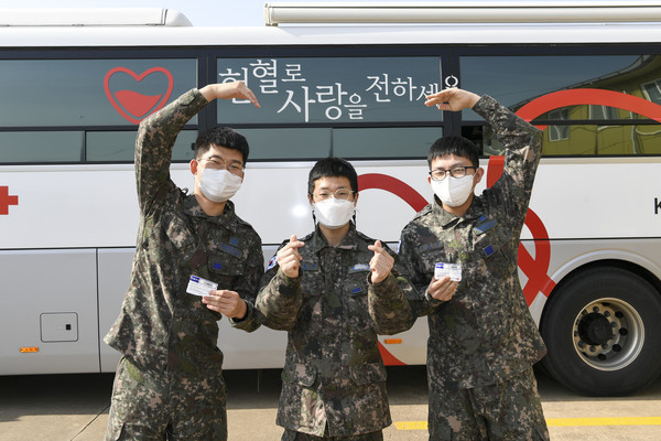 지난 23일, 항공기정비대대 병장 김준상(우), 상병 이숭우(좌), 일병 손형준(중앙)이 헌혈을 한 뒤 기념사진을 촬영하고 있다